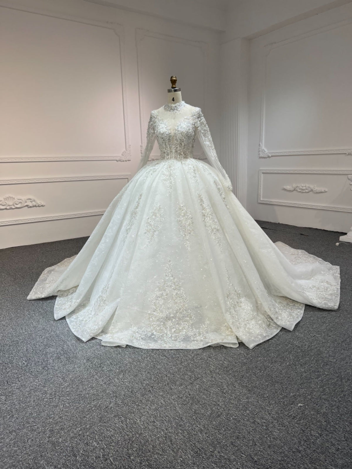 Plus Size Long-Sleeved Sweetheart Lace Ball Gown